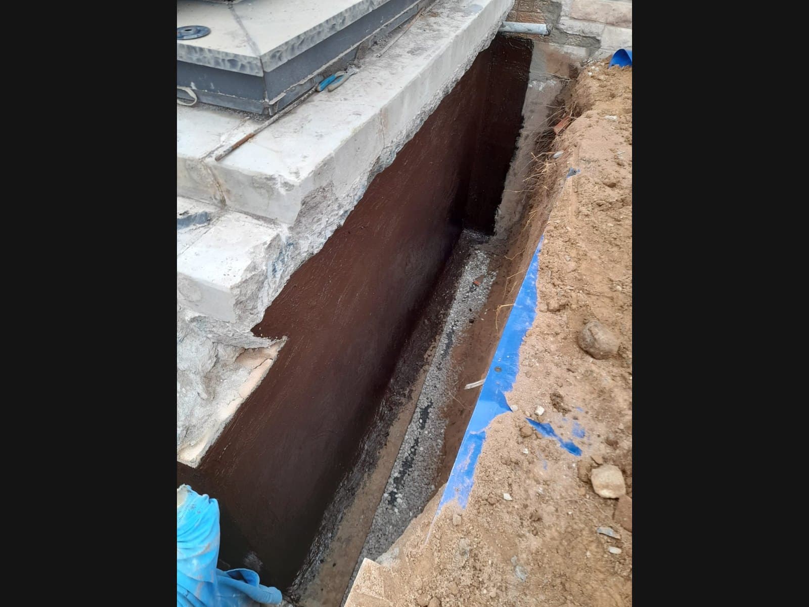 Weeping tile in drainage stone along a Muskoka foundation